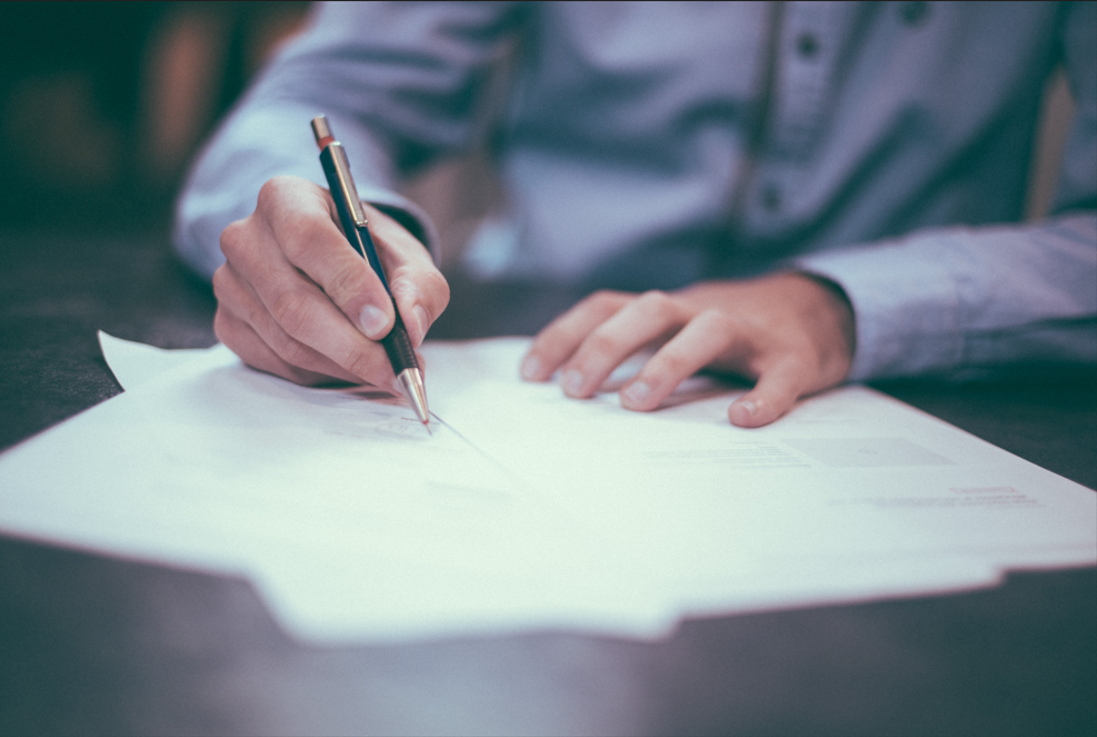conseillere funeraire aidant une faille